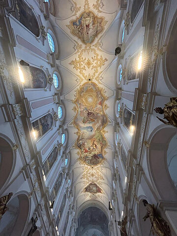 Das Langhaus am Alten Peter in München. Es war im Krieg zerstört worden. Hermenegild Peiker rekonstruierte das Deckengemälde mit 21 Metern Länge und 8 Metern Breite in den Jahren 1999 und 2000.