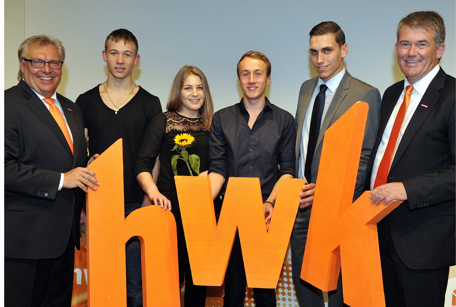 Von links: HWK-Präsident Hans-Peter Rauch, Oliver Weber, Jessica Schneider, Michael Garatva, Nino Voigt und Hauptgeschäftsführer Ulrich Wagner
