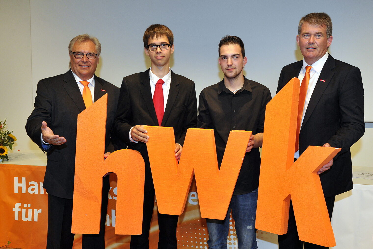 Von links: HWK-Präsident Hans-Peter Rauch, Manuel Chmiel, Robin Cancar und Hauptgeschäftsführer Ulrich Wagner