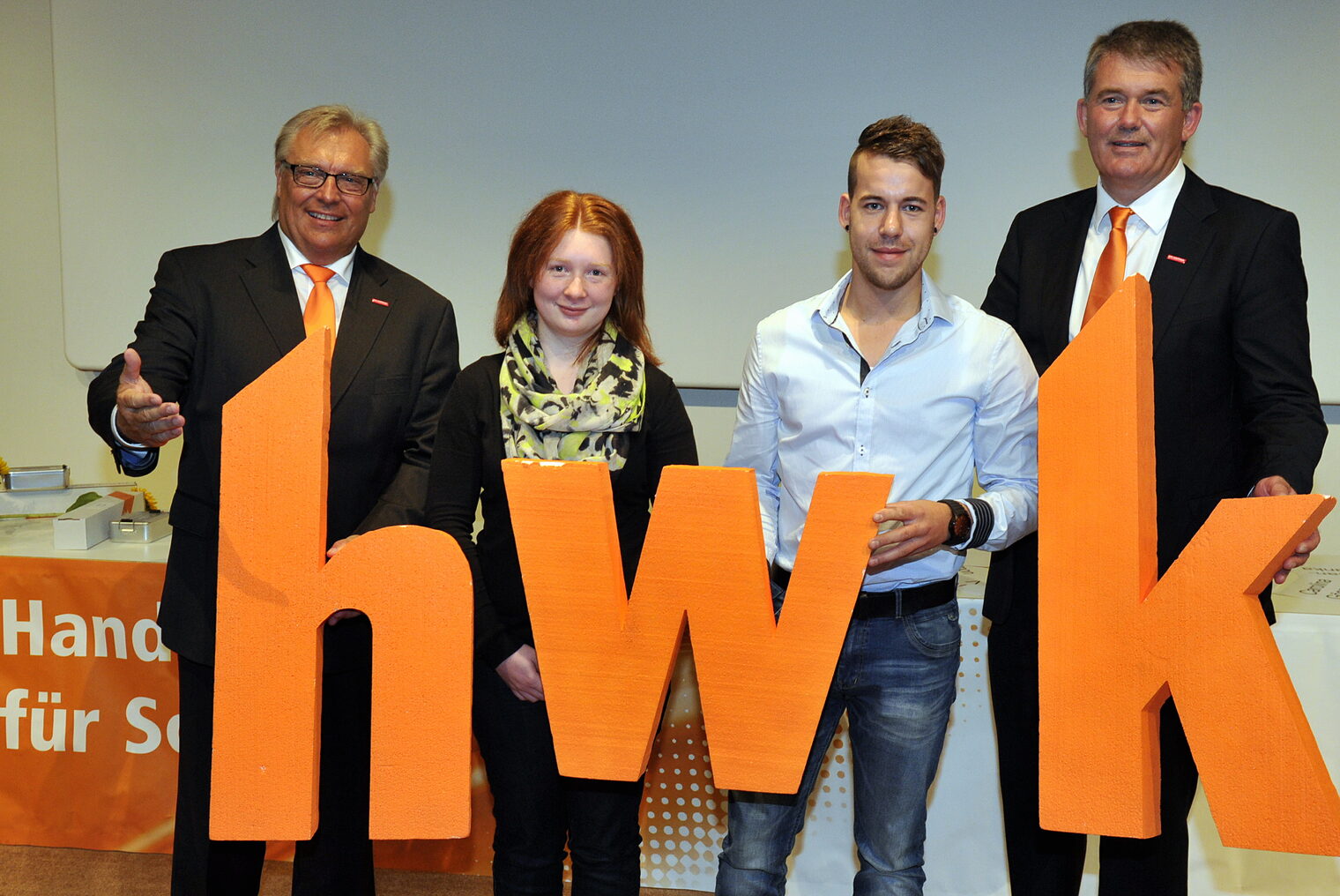 Von links: HWK-Präsident Hans-Peter Rauch, Sabrina Waibel, Daniel Mehrens und Hauptgeschäftsführer Ulrich Wagner