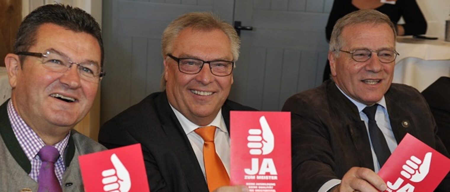 (von links): Bayerns Wirtschaftsstaatssekretär Franz Josef Pschierer, HWK-Präsident Hans-Peter Rauch und Bayerns Arbeitsstaatssekretär Johannes Hintersberger.