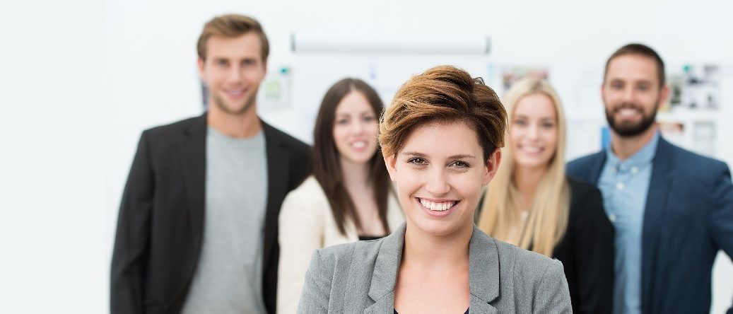 lächelnde junge bewerberin Schlagwort(e): bewerbung, karriere, business, ausbildung, gruppe, team, bewerber, assessment-center, mappe, bewerbungsmappe, arbeitsmarkt, vorstellungsgespräch, bewerbungsgespräch, erfolg, zusammenarbeit, büro, mitarbeiter, angestellte, workshop, selbstbewusst, arme verschränkt, studium, bildung, job, berufseinstieg, kollegen, mädchen, geschäftsleute, jung, arbeit, azubi, geschäftsmann, flipchart, geschäftsfrau, zusammen, frauen, männer, 5, stehen, motivation, dynamisch, arbeiten, job, beruf, firma, unternehmen, personen, menschen, leute, lächeln, 20-30, 20s, bewerbung, karriere, business, ausbildung, gruppe, team, bewerber, assessment-center, mappe, bewerbungsmappe, arbeitsmarkt, vorstellungsgespräch, bewerbungsgespräch, erfolg, zusammenarbeit, büro, mitarbeiter, angestellte, workshop, selbstbewusst, arme verschränkt, studium, bildung, job, berufseinstieg, kollegen, mädchen, geschäftsleute, jung, arbeit, azubi, geschäftsmann, flipchart, geschäftsfrau, zusammen, frauen, männer, 5, stehen, motivation, dynamisch, arbeiten, beruf, firma, unternehmen, personen, menschen, leute, lächeln, 20s