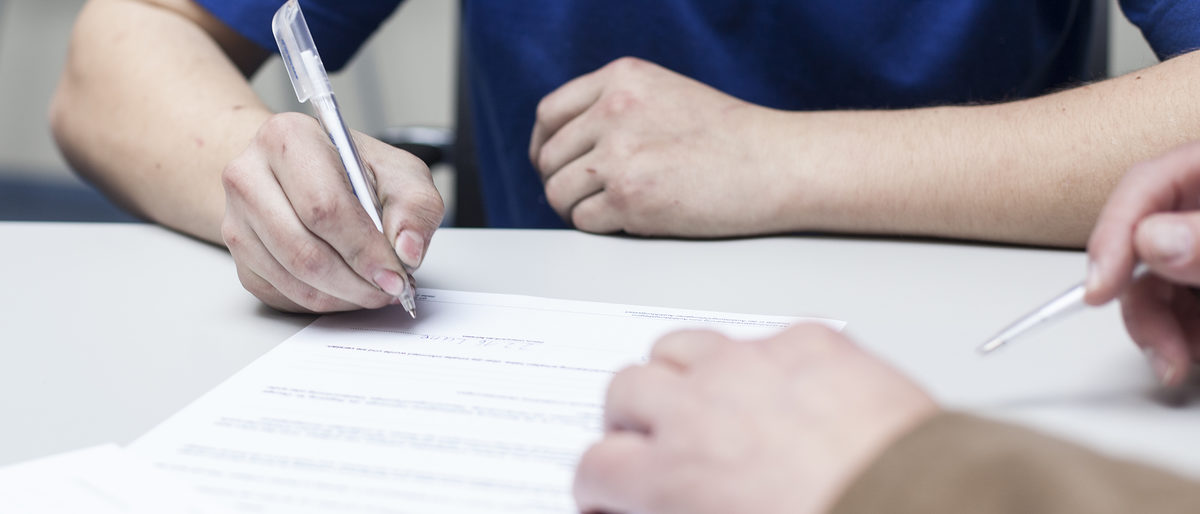 Ausbildungsberatung Ausbildung Ausbildungsberatung Ausbildung Schlagwort(e): Ausbildung, Ausbildungsberatung, Auszublindende, Auszubildender, Konfliktlösung, Konfliktberatung, Beratung, Vorstellungsgespräch, Besprechung, Büro, Besprechungsraum, Checkliste, Vertragsunterzeichnung