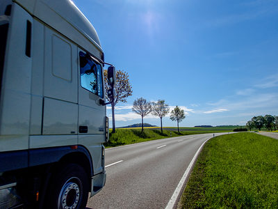 Freie Fahrt für den Lkw, vorbei an jungen Bäumen und blühenden Rapsfeldern; Sonne scheint. Schlagwort(e): B16, Bayern, Bundesstraße, Bäume, Felder, LKW, Schwaben, Straße, freieFahrt, leereStraße, b16, bayern, bundesstraße, bäume, felder, lkw, schwaben, straße, freiefahrt, leerestraße