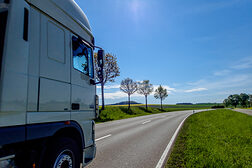 Freie Fahrt für den Lkw, vorbei an jungen Bäumen und blühenden Rapsfeldern; Sonne scheint. Schlagwort(e): B16, Bayern, Bundesstraße, Bäume, Felder, LKW, Schwaben, Straße, freieFahrt, leereStraße, b16, bayern, bundesstraße, bäume, felder, lkw, schwaben, straße, freiefahrt, leerestraße