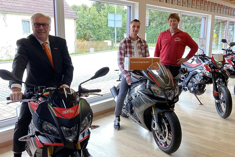 v.l. HWK-Präsident Hans-Peter Rauch, Kammersieger (Zweiradmechatroniker) Tom Baamann und Günter Laure, Geschäftsführer der Motorradtechnik Laure GmbH