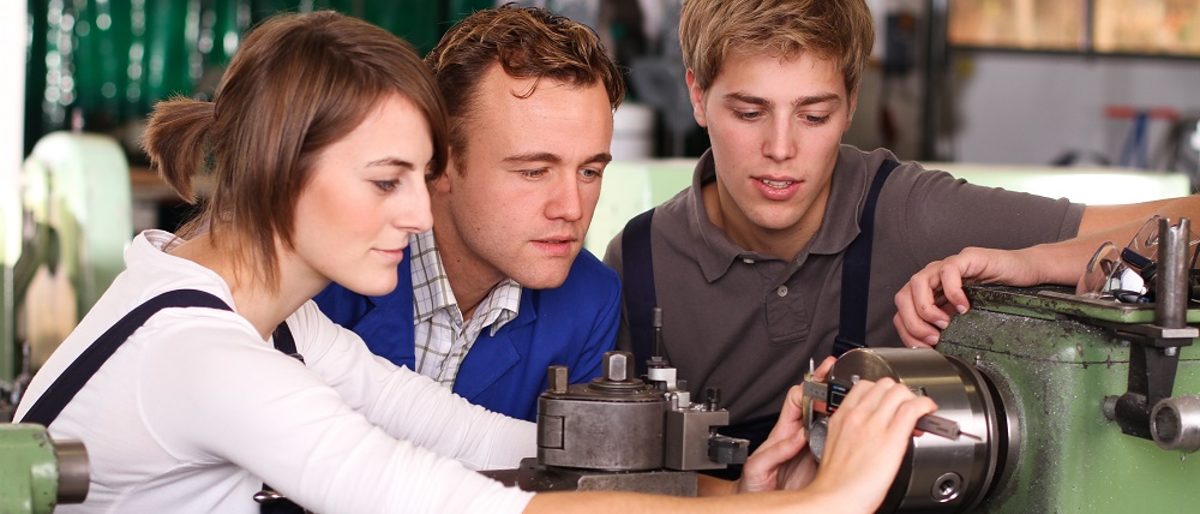 industriemeister, ausbildungssituation, handwerksmeister, lehrlinge, team, teamgeist, berufsausbildung, ausbildungswerkstatt, werkstatt, metallverarbeitung, drehbank, ausbildungsberuf, industriemechaniker, auszubildender, in der industrie, ausbildungsberufe, technischer beruf, azubi, ausbildung, industrieaufnahme, auszubildende, jugendliche, mechanikerin, drehmaschine, mechaniker, jugendlicher, jugendlich, industrie, maschine, männerberuf, frau, mädchen, teenager, industrieberuf, berufspraktikum, praktikantin, praktikum, 18 jahre, berufsorientierung, lehrling, gemeinsam, gemeinsame arbeit, lehrstelle, lehrstellenmangel, gruppe, arbeitskollegen, ausbilder, meister, lernen, berufserfahrung