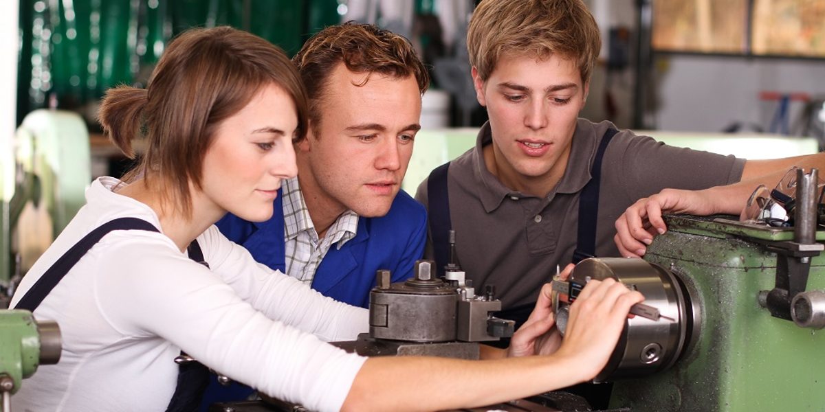 industriemeister, ausbildungssituation, handwerksmeister, lehrlinge, team, teamgeist, berufsausbildung, ausbildungswerkstatt, werkstatt, metallverarbeitung, drehbank, ausbildungsberuf, industriemechaniker, auszubildender, in der industrie, ausbildungsberufe, technischer beruf, azubi, ausbildung, industrieaufnahme, auszubildende, jugendliche, mechanikerin, drehmaschine, mechaniker, jugendlicher, jugendlich, industrie, maschine, männerberuf, frau, mädchen, teenager, industrieberuf, berufspraktikum, praktikantin, praktikum, 18 jahre, berufsorientierung, lehrling, gemeinsam, gemeinsame arbeit, lehrstelle, lehrstellenmangel, gruppe, arbeitskollegen, ausbilder, meister, lernen, berufserfahrung