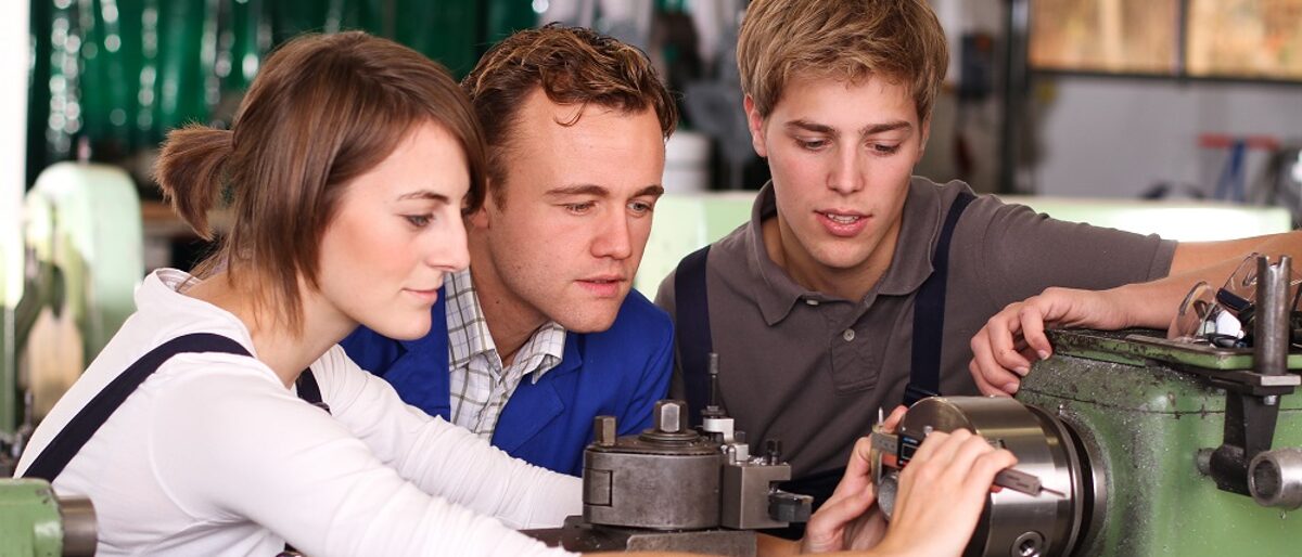industriemeister, ausbildungssituation, handwerksmeister, lehrlinge, team, teamgeist, berufsausbildung, ausbildungswerkstatt, werkstatt, metallverarbeitung, drehbank, ausbildungsberuf, industriemechaniker, auszubildender, in der industrie, ausbildungsberufe, technischer beruf, azubi, ausbildung, industrieaufnahme, auszubildende, jugendliche, mechanikerin, drehmaschine, mechaniker, jugendlicher, jugendlich, industrie, maschine, männerberuf, frau, mädchen, teenager, industrieberuf, berufspraktikum, praktikantin, praktikum, 18 jahre, berufsorientierung, lehrling, gemeinsam, gemeinsame arbeit, lehrstelle, lehrstellenmangel, gruppe, arbeitskollegen, ausbilder, meister, lernen, berufserfahrung