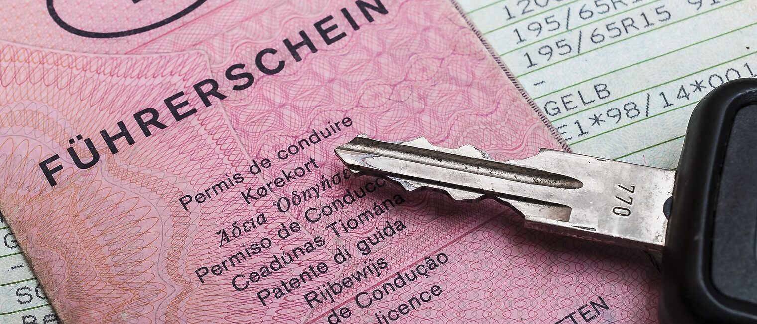 führerschein, pkw, fahrerlaubnis, führerscheinentzug, kfz, zulassungsbescheinigung, zulassungsstelle, zulassung, alt, alter, auto, autohandel, autohaus, umtausch, automobil, autopapiere, autoschlüssel, berufsfahrer, berufskraftfahrer, besitzer, deutsch, deutschland, dokument, eigentümer, eintrag, einträge, eu, fahrzeugbrief, fahrzeughalter, fahrzeughändler, fahrzeugpapiere, fahrzeugschlüssel, fahrzeugzulassung, funkschlüssel, kfz-brief, umtauschen, kraftfahrzeug, papiere, rosa, schlüssel, schlüsselanhänger, strassenverkehr, straßenverkehr, straßenverkehrsamt, straßenverkehrsordnung, teil 2, verkauf, verkehrskontrolle, vordruck, zündschlüssel