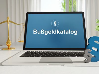 bußgeldkatalog, bußgeld, katalog, laptop, recht, gesetz, text, anwalt, paragraf, waage, internet, computer, online, büro, wort, urteil, blau, rechtsprechung, datenschutz, keine personen, schreibtisch, justiz, display, zeichen, suche, suchen, ui, web, internetseite, digital, fenster, begriff, bildschirm, beschriftung, kriminalität, drinnen, hell, deutschland, 3d, blog, beschriftet, rechtlich, redaktionell, arbeitsplatz, gericht, cyberspace