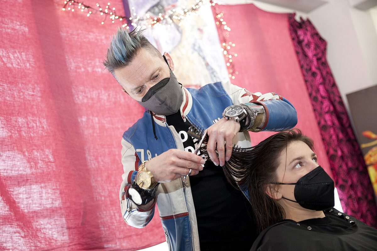Friseurmeister Günther Fischer von Art of Hair Kaufbeuren schneidet Krankenpflegerin Monika Maurus die Haare.