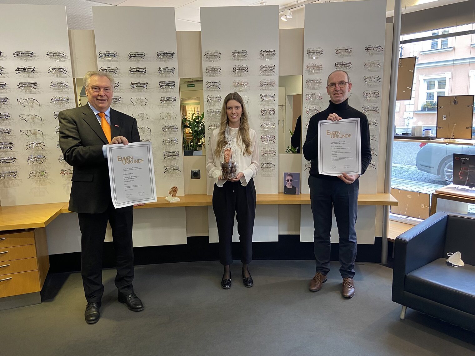 Hans-Peter Rauch (HWK-Präsident), Veronika Bier (II. Bundessiegerin Hörakustiker), Franz Sturm (Ausbilder Baur Optik)