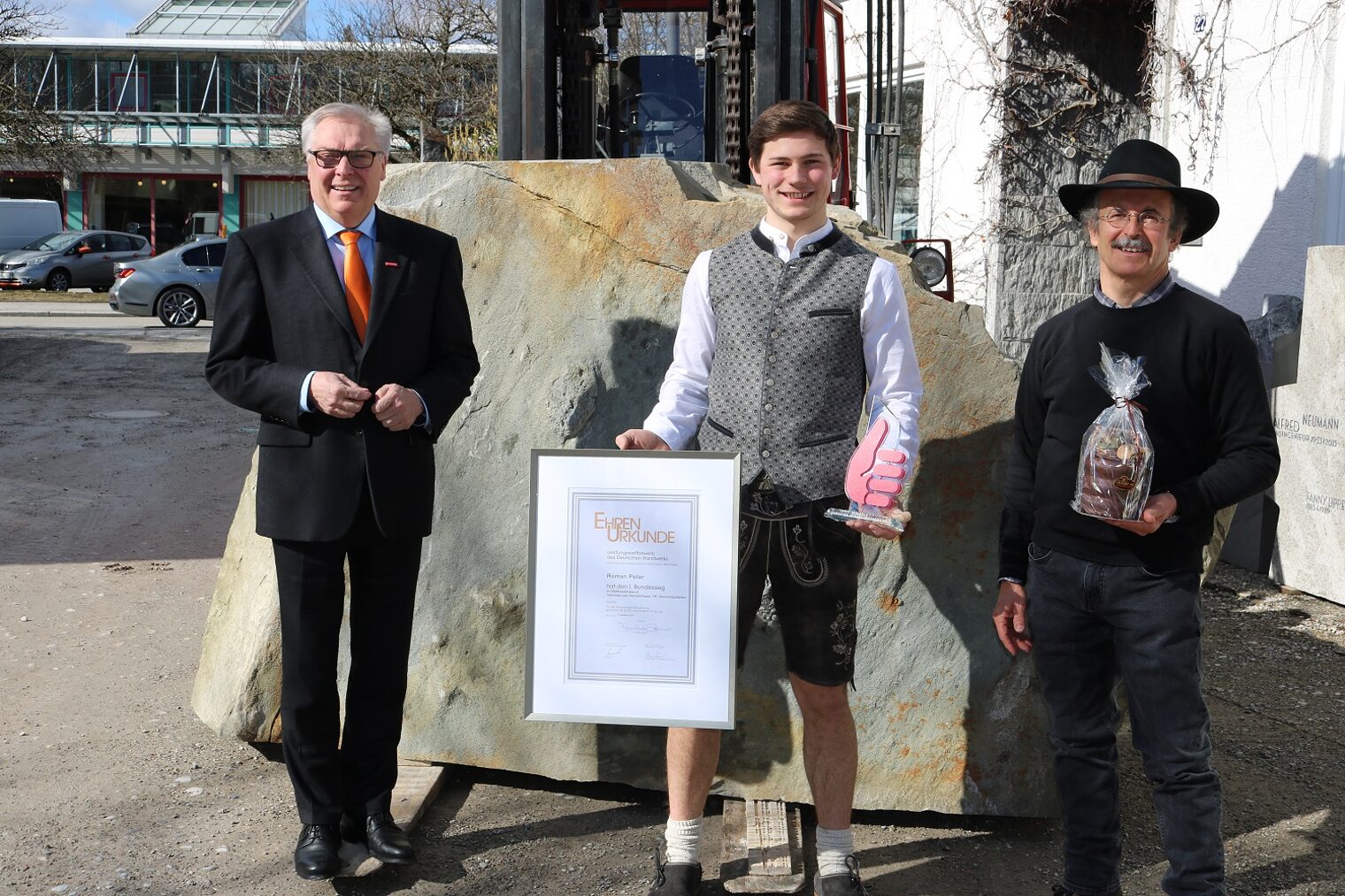 v. l. Hans-Peter Rauch (HWK-Präsident), Roman Peter (I. Steinmetz und Steinbildhauer), Alfred Neumann (GF Lippert-Neumann)