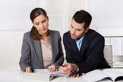 team, business, geschäftsleute, mitarbeiter, angestellte, mann, frau, büro, beruf, berater, meeting, besprechung, beratung, gemeinsam, arbeit, manager, personen, teamwork, blatt, papier, dokumente, besprechen, einarbeitung, zusammenarbeit, weiblich, männlich, geschäftsmann, geschäftsfrau, sitzend, tisch, planung, experten, kaufleute, betriebswirte, betriebswirtschaft, professionell, geschäftlich, kaufmann, freude, jung, kollegen, arbeitskollegen, analyse, strategie, situation, kleidung, job, betriebsklima, karriere, akademiker