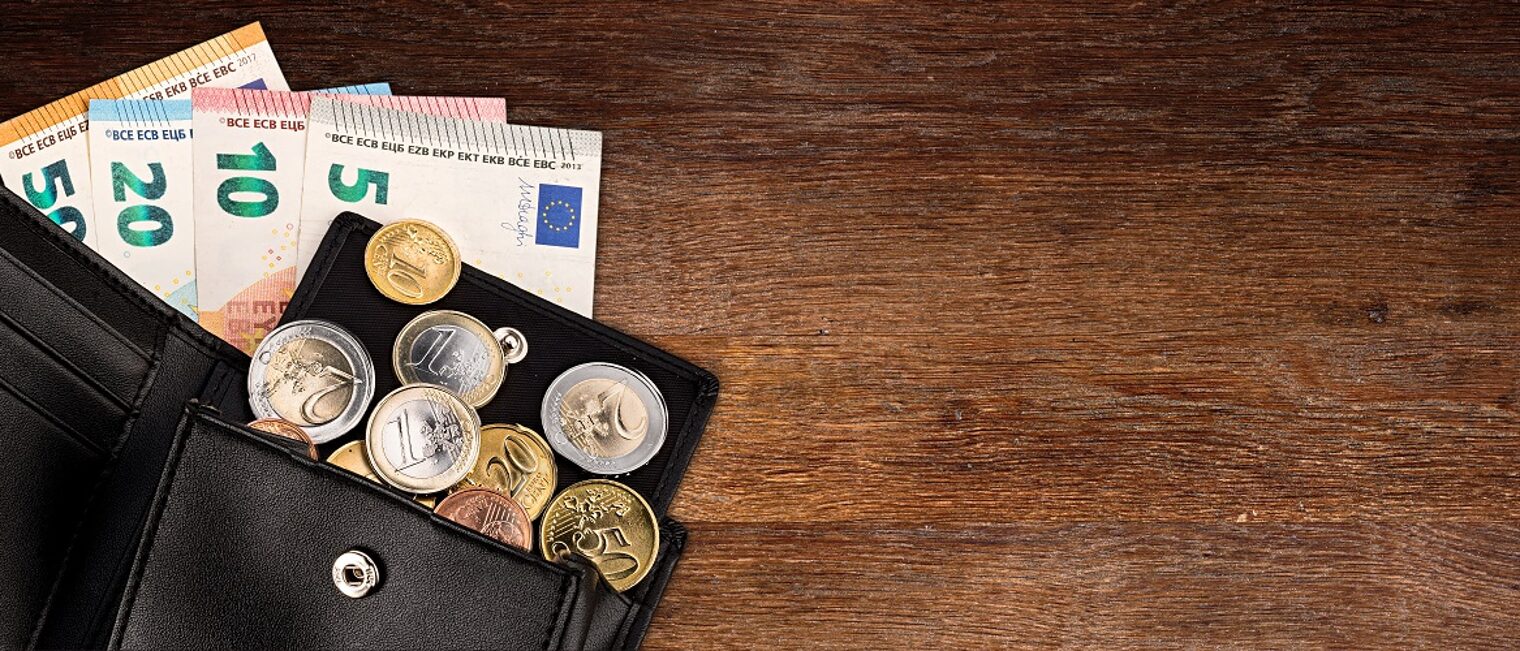 euro coin and bank note in black leather wallet on wide wood wooden panorama business finance background with copy space Schlagwort(e): euro, wallet, coin, purse, leather, currency, wood, wooden, background, finance, panorama, wide, money, cash, bill, bank, note, safe, business, exchange, saving, trade, safety, storage, financial, gold, silver, golden, desk, table, copy, space, retro, classic, vintage, income, prosperity, fortune, concept, symbol, pocket, internet, banking, payment, pay, web, shining, monetary, banner