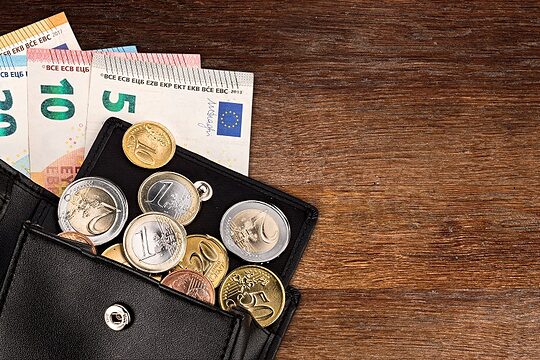 euro coin and bank note in black leather wallet on wide wood wooden panorama business finance background with copy space Schlagwort(e): euro, wallet, coin, purse, leather, currency, wood, wooden, background, finance, panorama, wide, money, cash, bill, bank, note, safe, business, exchange, saving, trade, safety, storage, financial, gold, silver, golden, desk, table, copy, space, retro, classic, vintage, income, prosperity, fortune, concept, symbol, pocket, internet, banking, payment, pay, web, shining, monetary, banner
