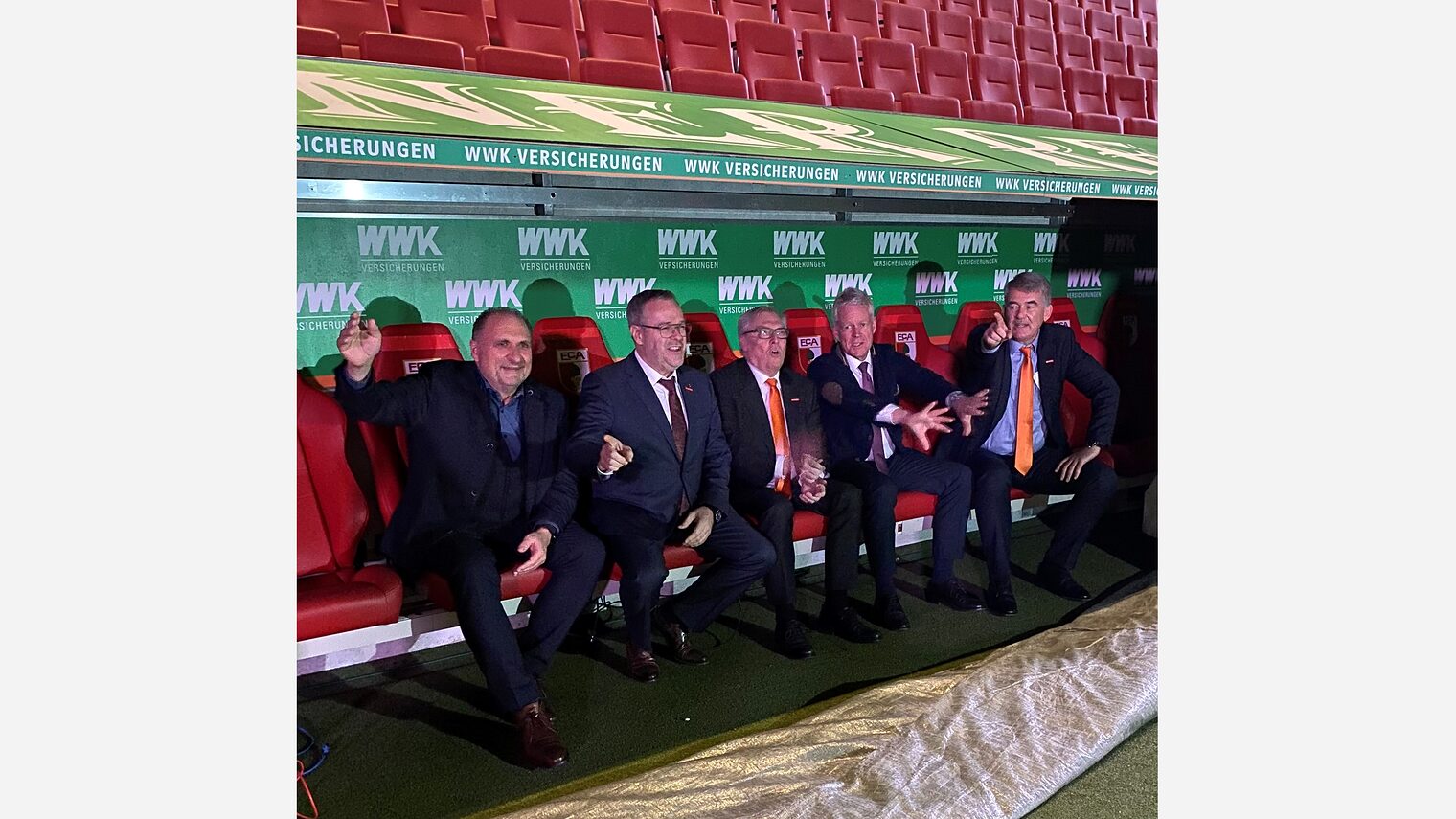 In der Coachingzone der Augsburger WWK-Arena (von links): ZDH-Ehrenpräsident Hans Peter Wollseifer, der neue ZDH-Präsident Jörg Dittrich, HWK-Schwaben Präsident Hans-Peter Rauch, ZDH-Generalsekretär Holger Schwannecke und HWK-Schwaben Hauptgeschäftsführer Ulrich Wagner.