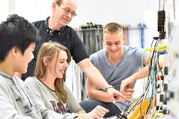 berufsausbildung, jugendliche, ausbildung, technik, beruf, industrie, azubis, schüler, betrieb, ausbildungsberuf