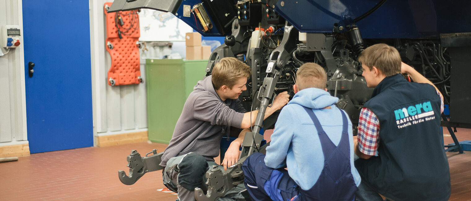 Landmaschinenmechaniker, Technologiezentrum, Technologiezentren, TZH, ÜLU, Überbetriebliche Lehrlingsunterweisung, Unterricht, Bildung, Fortbildung, Weiterbildung, Meister, Meisterkurs, Seminar, Seminare, Bildungszentrum, Berufsbildung