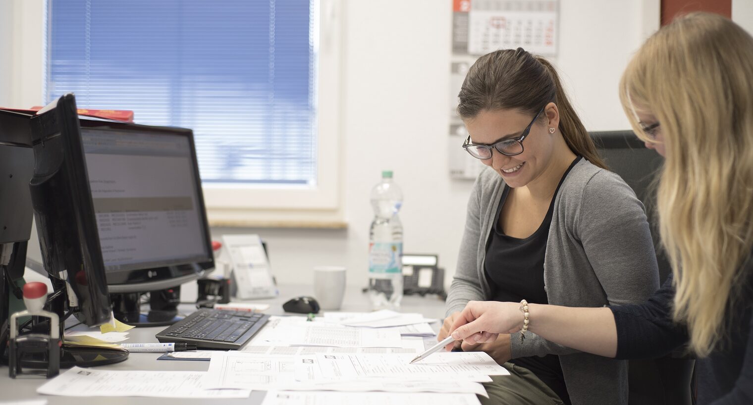 AusbildungsbeAusbildungsberatung Ausbildung Schlagwort(e): Ausbildung, Ausbildungsberatung, Auszublindende, Konfliktlösung, Konfliktberatung, Beratung, Büro, Besrpechungratung Ausbildung Büro Auszubildende Gespräch