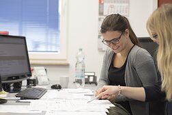 AusbildungsbeAusbildungsberatung Ausbildung Schlagwort(e): Ausbildung, Ausbildungsberatung, Auszublindende, Konfliktlösung, Konfliktberatung, Beratung, Büro, Besrpechungratung Ausbildung Büro Auszubildende Gespräch
