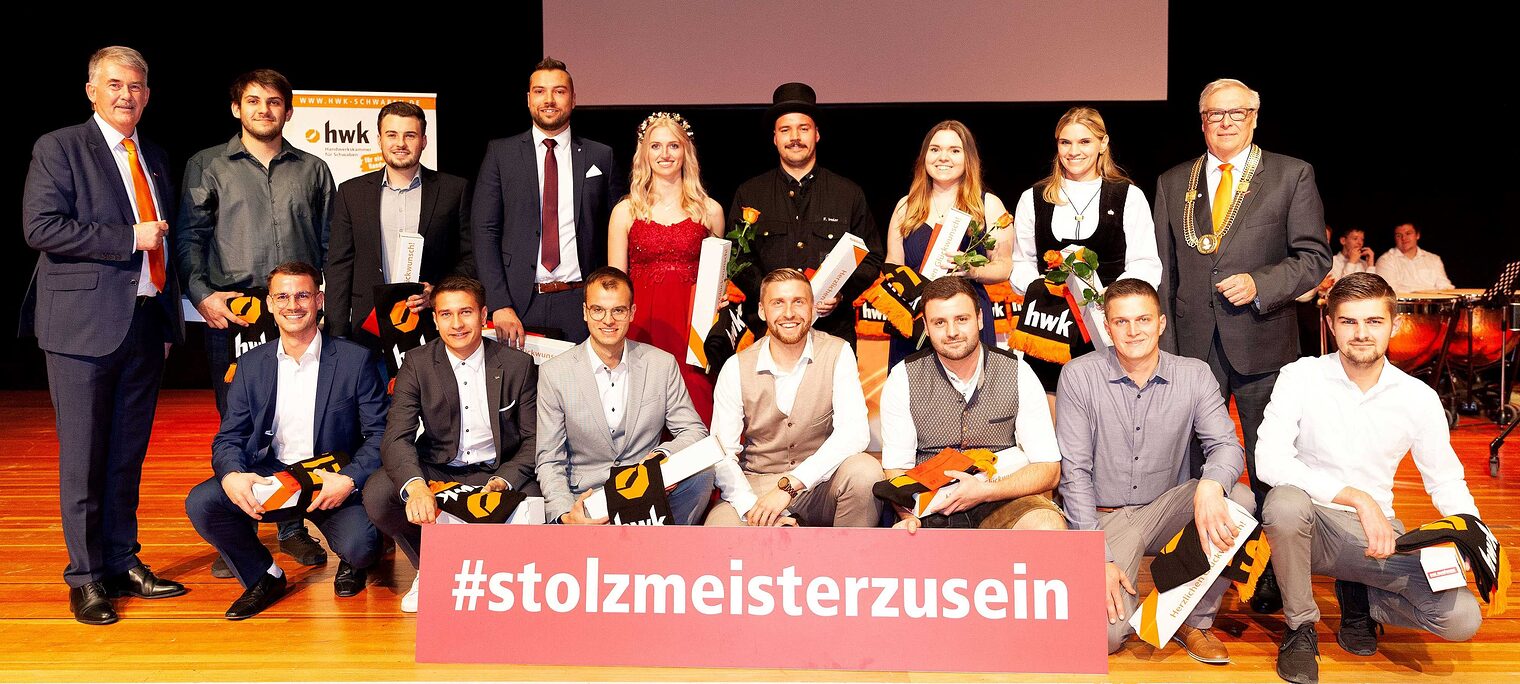 v. links hinten: Ulrich Wagner (HGF HWK Schwaben), Thomas Türk (Metallbauer), Mark Klotz (Land- u. Baumaschinenmechatroniker), Christian Alexander Weigelt (Kraftfahrzeugtechniker), Anna-Maria Koppold (Friseurin), Fabian Helmut Irmler (Schornsteinfeger), Franziska Hüttinger (Wachszieherin), Laura Schwertberger-Gallenmiller (Zimmererin), Hans-Peter Rauch (Präsident der HWK Schwaben)v. links vorne: Deni Moritz (Maurer- und Betonbauer), Jonas Leitenmaier (Maler- und Lackierer), Thomas Briegel (Schreiner), Andreas Ballwieser (Elektrotechniker), Mathias Reutner (Feinwerkmechaniker), Robin Hauber (Fleischer), Benjamin Schleich (Installateur- und Heizungsbauer) v. links hinten: Ulrich Wagner (HGF HWK Schwaben), Thomas Türk (Metallbauer), Mark Klotz (Land- u. Baumaschinenmechatroniker), Christian Alexander Weigelt (Kraftfahrzeugtechniker), Anna-Maria Koppold (Friseurin), Fabian Helmut Irmler (Schornsteinfeger), Franziska Hüttinger (Wachszieherin), Laura Schwertberger-Gallenmiller (Zimmererin), Hans-Peter Rauch (Präsident der HWK Schwaben)v. links vorne: Deni Moritz (Maurer- und Betonbauer), Jonas Leitenmaier (Maler- und Lackierer), Thomas Briegel (Schreiner), Andreas Ballwieser (Elektrotechniker), Mathias Reutner (Feinwerkmechaniker), Robin Hauber (Fleischer), Benjamin Schleich (Installateur- und Heizungsbauer)