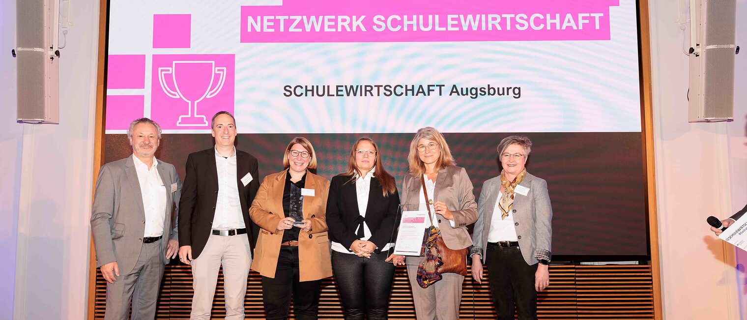 Thomas Schenk, SCHULEWIRTSCHAFT Deutschland, Matthias Schilling, AK SCHULEWIRTSCHAFT Gymnasien Augsburg, Nina Seitz, Teamleitung HWK Schwaben, Judith Lindsay und Sandra Holzapfel, AK SCHULEWIRTSCHAFT Realschulen Augsburg, Angela Papenburg, SCHULEWIRTSCHAFT Deutschland. Thomas Schenk, SCHULEWIRTSCHAFT Deutschland, Matthias Schilling, AK SCHULEWIRTSCHAFT Gymnasien Augsburg, Nina Seitz, Teamleitung HWK Schwaben, Judith Lindsay und Sandra Holzapfel, AK SCHULEWIRTSCHAFT Realschulen Augsburg, Angela Papenburg, SCHULEWIRTSCHAFT Deutschland.