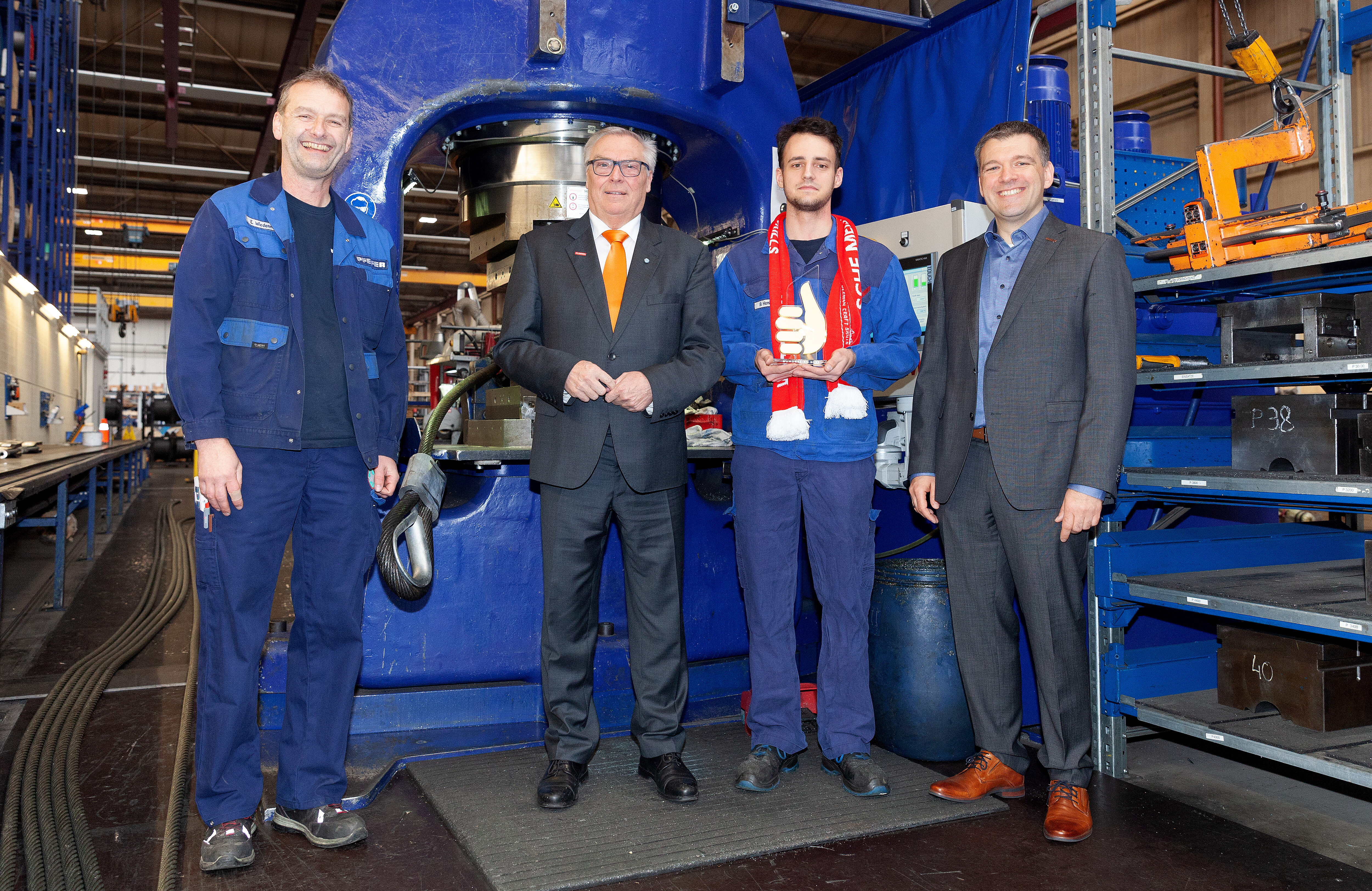 Firmenbesuch mit Geschenkübergabe bei Pfeiffer Seil- und Hebetechnik GmbH : v. l. : Ausbilder Edwin Wiedenmayer, Bundessieger Benedikt Henkel, Andreas Waibel