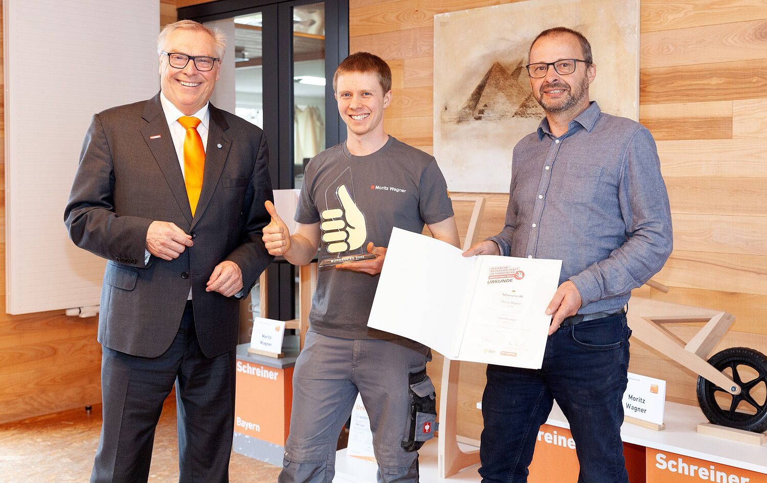 Firmenbesuch mit Geschenkübergabe bei Schreinerei Alt/ ALT INSPIRATION Holz : v. l. HWK -Präsident Hans-Peter Rauch, Bundessieger Moritz Wagner , Geschäftsführer Norbert Alt