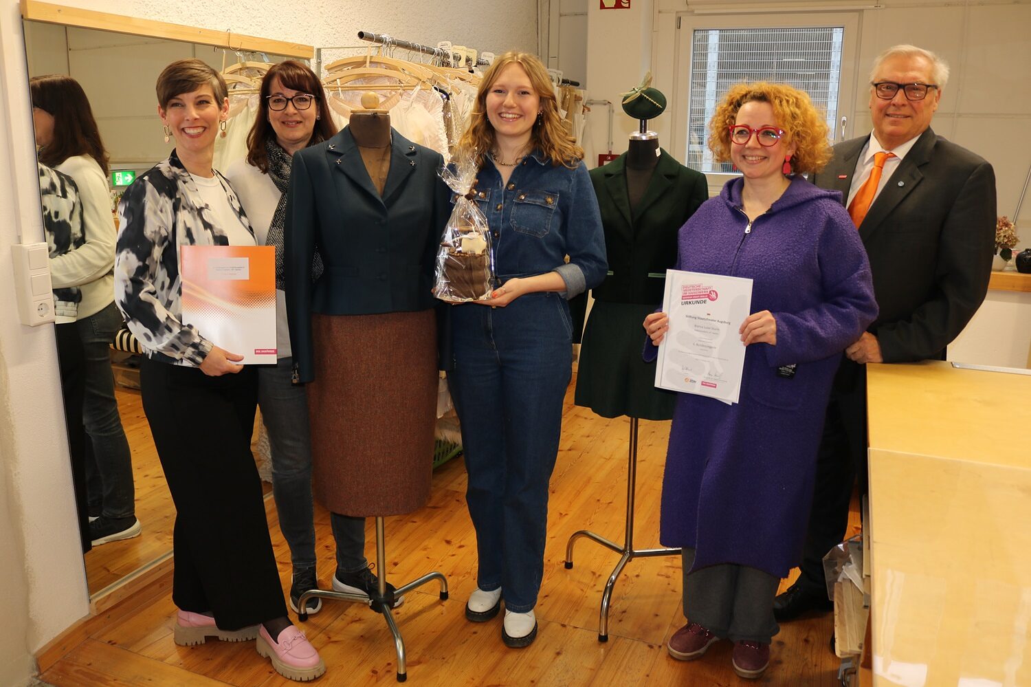 Firmenbesuch mit Geschenkübergabe bei Staatstheater Augsburg: v. l.: Ausbildungsleiterin Claudia Neumann, Andrea Klaus, 2. Bundessiegerin Bianca Sturm, Leiterin Kostümabteilung Katja Schröpfer, HWK-Präsident Hans-Peter Rauch