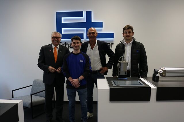 Firmenbesuch mit Geschenkübergabe bei Erhardt und Leimer v. l. HWK-Präsident Hans-Peter Rauch, 2. Bundessieger Patrick Göbel, Geschäftsführer Dr. Michael Proeller, Ausbilder Georg Schuster