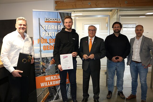 Firmenbesuch mit Geschenkübergabe bei Schäfer Gerüstbau: v. l.: Geschäftsführer Martin Schäfer, 2. Bundessieger Moritz Blumtritt, HWK-Präsident Hans-Peter Rauch, Daniel Kramer