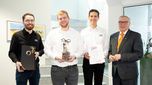 Firmenbesuch mit Geschenkübergabe bei Minck Elektro- u. Fernmeldetechnik GmbH : v. l. : Ausbilder Lukas Hefele, Bundessieger Patrick Bali, Geschäftsleitung Andreas Greiner, HWK-Präsident Hans-Peter Rauch