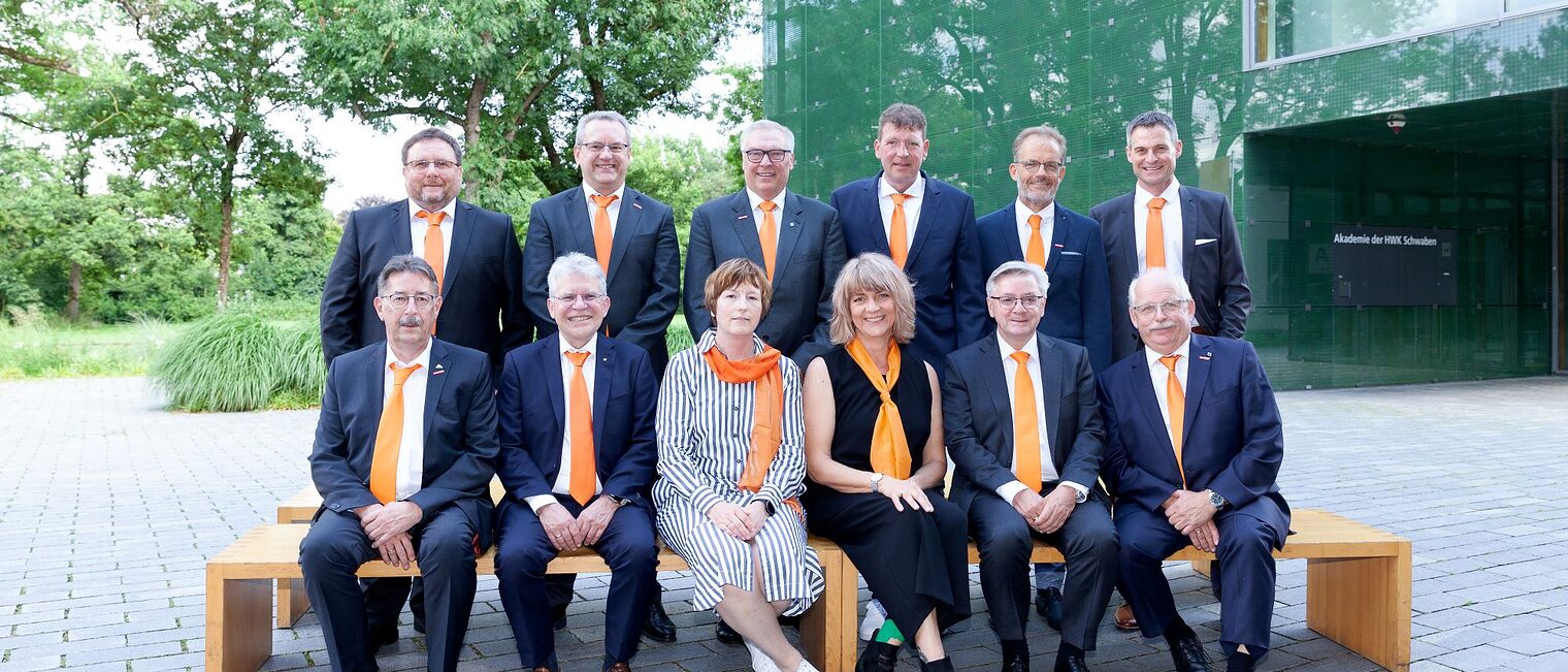 Der neue Vorstand der HWK Schwaben: (vorne von links) Peter Herbst, Wolfgang Zettler, Bianka Zweer, Sandra Gareiß,Werner Luther, Claus Krajewski; (hinten von links) Markus Eberle, Vizepräsident Konrad Rebholz, HWK-PräsidentHans-Peter Rauch, Vizepräsident Alexander Huber, Joachim Puhle, Tobias Steinhauser.