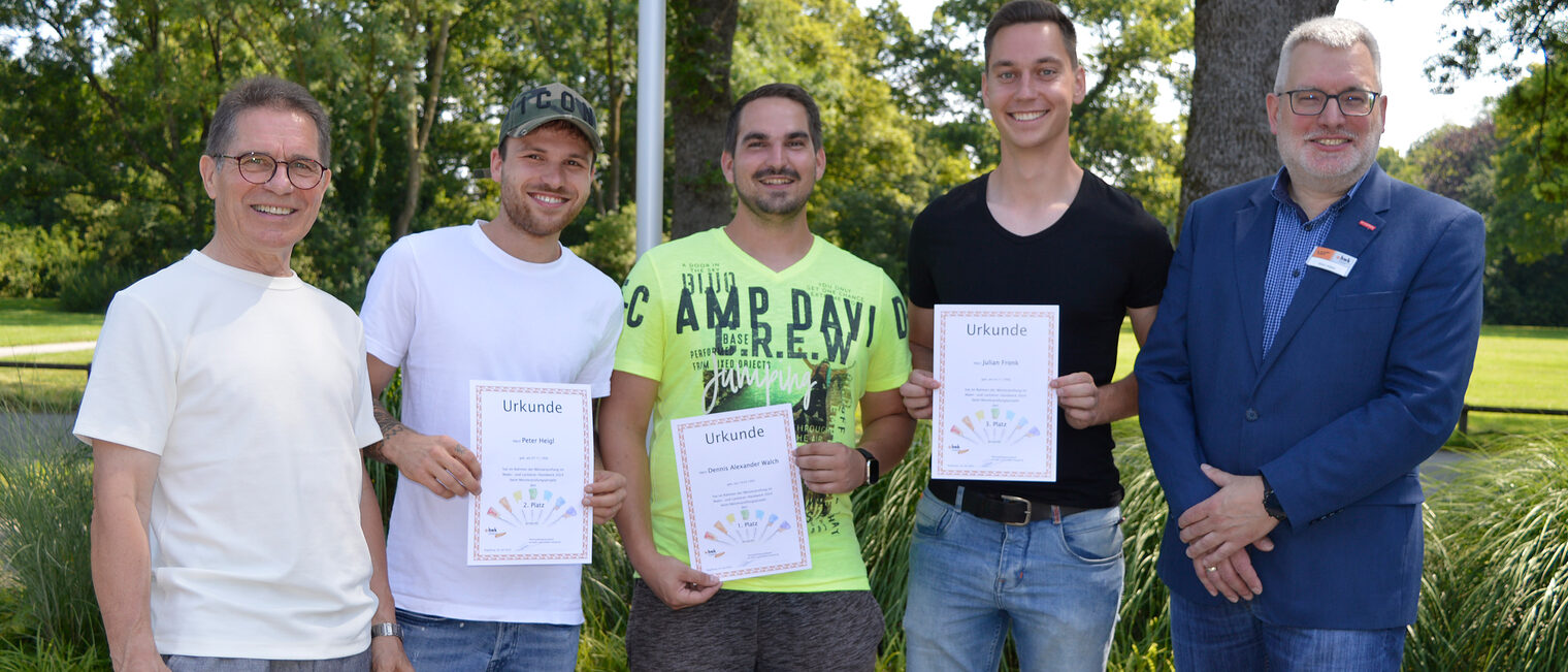 Freuten sich über die ausgezeichneten Arbeiten (v.l.n.r.): Ausbilder Franz Schmid, die Prämierten Peter Heigl, Dennis Alexander Walch und Julian Fork sowie der stellvertretende Geschäftsbereichsleiter Heiko Kübler. Foto: Lexhaller