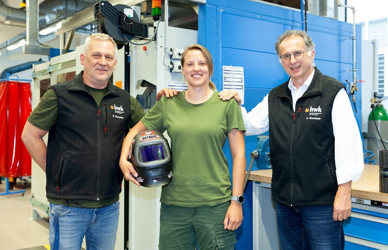 Zofia Walczek mit ihren beiden Ausbildern Joachim Bentele und Peter Scholtz vom Berufsbildungs- und Technologiezentrum der Handwerkskammer für Schwaben. Zofia Walczek mit ihren beiden Ausbildern Joachim Bentele und Peter Scholtz vom Berufsbildungs- und Technologiezentrum der Handwerkskammer für Schwaben.
