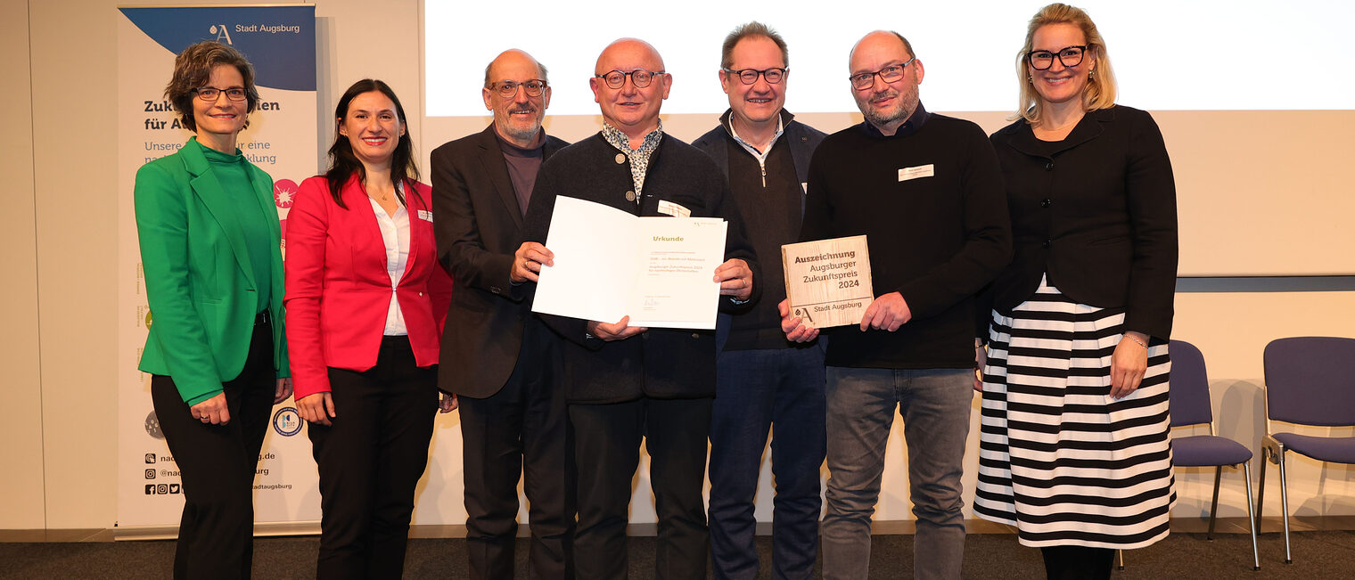 Verleihung Augsburger Zukunftspreis 2024 Atrium der Handwerkskammer mit Oberb�rgermeisterin Eva Weber und Reiner Erben. Zukunftspreis f�r nachhaltiges Wirtschaften. Diakonie Handwerksbetriebe. Bild: Michael Hochgemuth