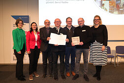 Verleihung Augsburger Zukunftspreis 2024 Atrium der Handwerkskammer mit Oberb�rgermeisterin Eva Weber und Reiner Erben. Zukunftspreis f�r nachhaltiges Wirtschaften. Diakonie Handwerksbetriebe. Bild: Michael Hochgemuth