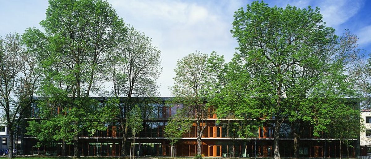 Akademie Gebäude-Ostansicht