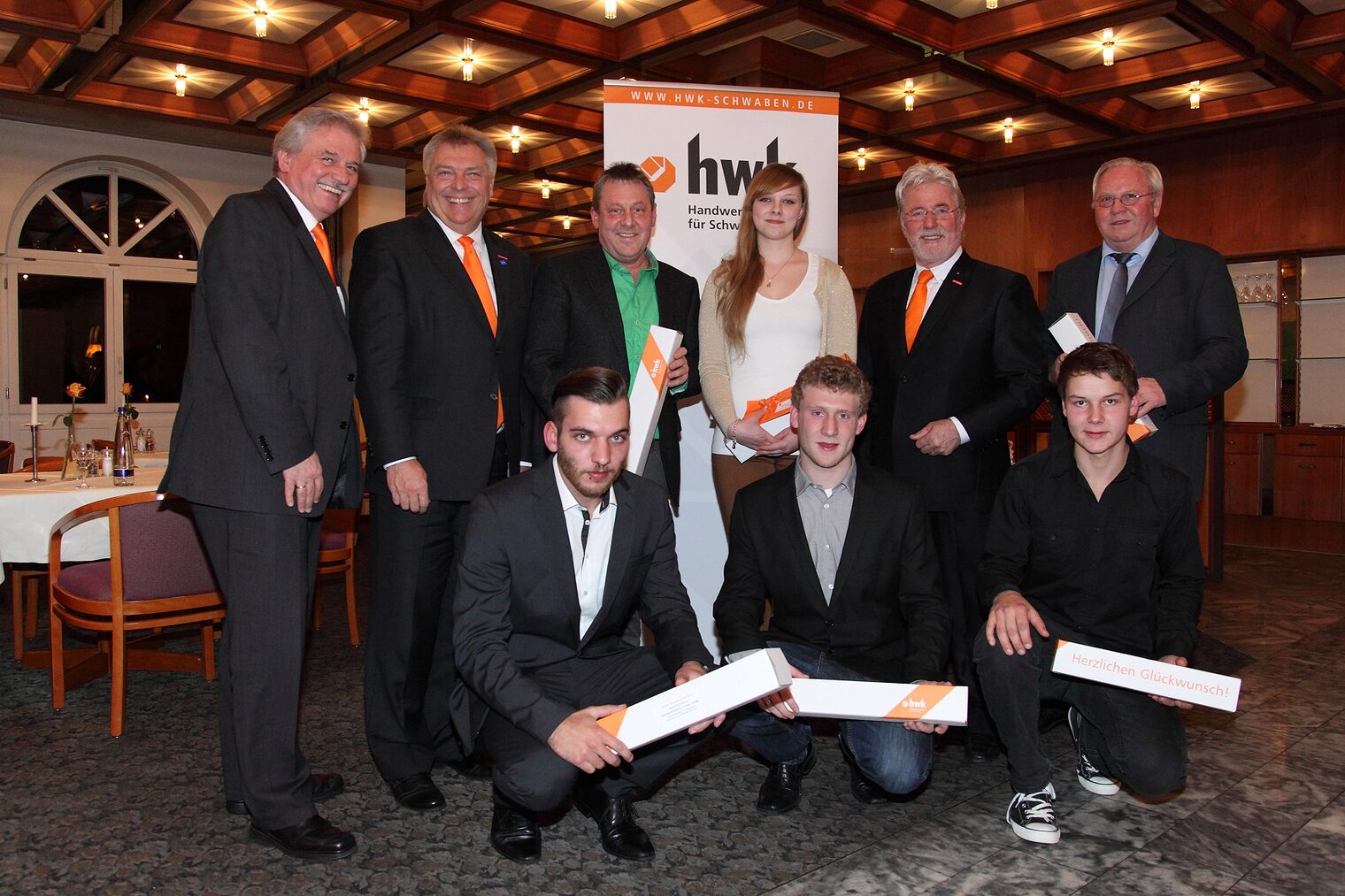 Ehrung der schwäbischen Bundessieger beim Leistungswettbewerb des Deutschen Handwerks: stv. HWK-Hauptgeschäftsführer Siegfried Kalkbrenner, HWK-Vizepräsident Hans-Peter Rauch, Konditormeister Karl Schenkel mit seiner Bundessiegerin Eva Maria Kefer, HWK-Präsident Jürgen Schmid, Johannes Käser, Geschäftsführer Thannhauser + Ulbricht GmbH (hinten von links) und die Bundessieger Maximilian Braun, Florian Bierling und Alexander Göck (vorne von links).