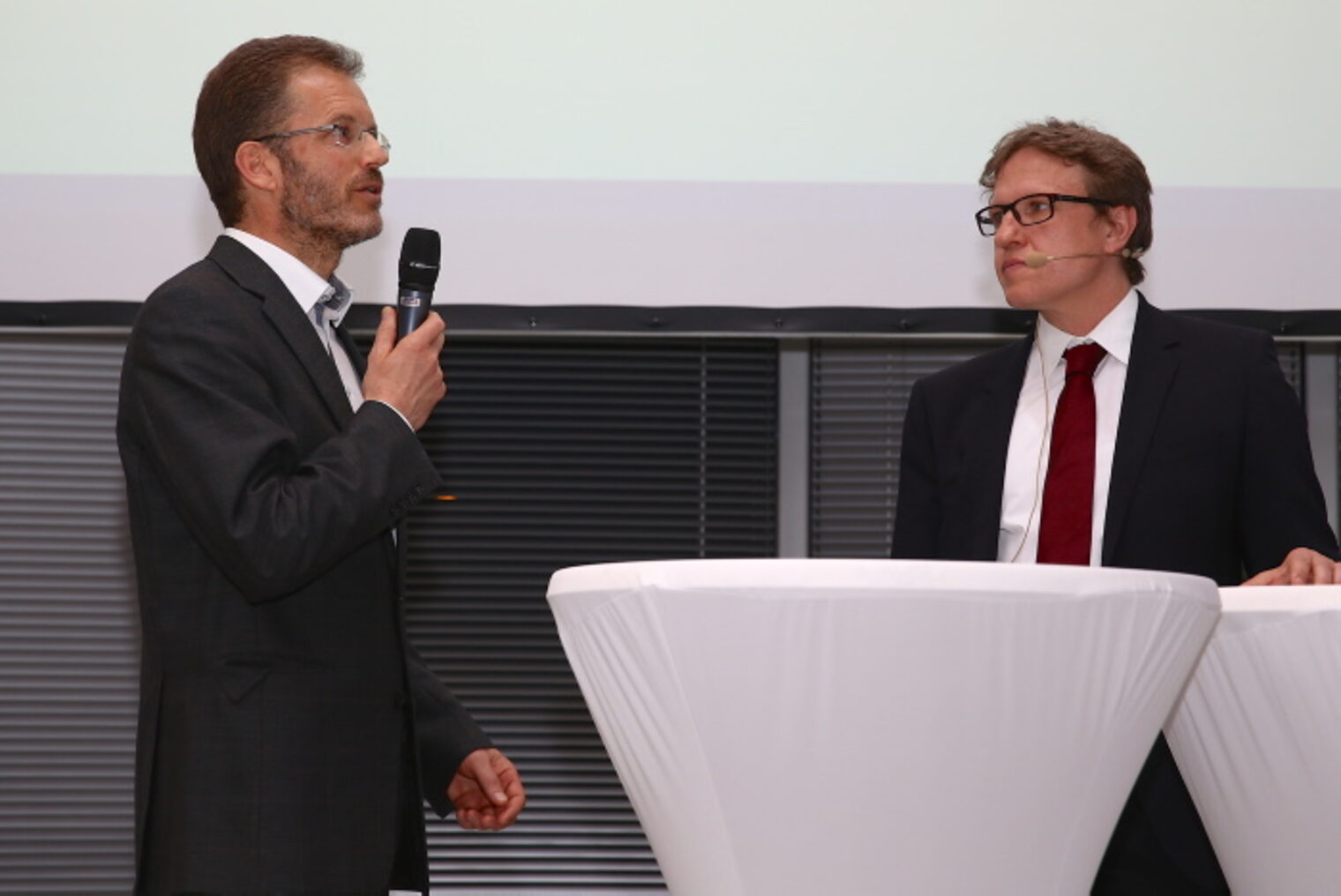 v.l.: Joachim Puhle, Obermeister der Bauinnung Augsburg und Geschäftsführer der Gleich Baugeschäft GmbH im Gespräch mit Stefan Stahl, Leiter der AZ-Wirtschaftsredaktion. v.l.: Joachim Puhle, Obermeister der Bauinnung Augsburg und Geschäftsführer der Gleich Baugeschäft GmbH im Gespräch mit Stefan Stahl, Leiter der AZ-Wirtschaftsredaktion.