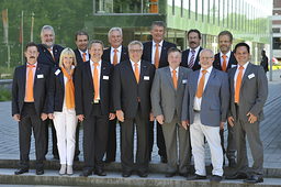 Der neue Vorstand der Handwerkskammer für Schwaben: (vorne von links:)Peter Herbst, Susanne Asam, Konrad Rebholz, Hans-Peter Rauch, Paul Brugger, Claus Krajewski, Markus Höbel, (hinten von links:) Matthäus Bertele, Harald Wanschura, Siegfried Kalkbrenner, stv. HWK-Hauptgeschäftsführer, Ulrich Wagner, HWK-Hauptgeschäftsführer, Günther Haller und Joachim Puhle. Nicht auf dem Foto: Werner Luther. 