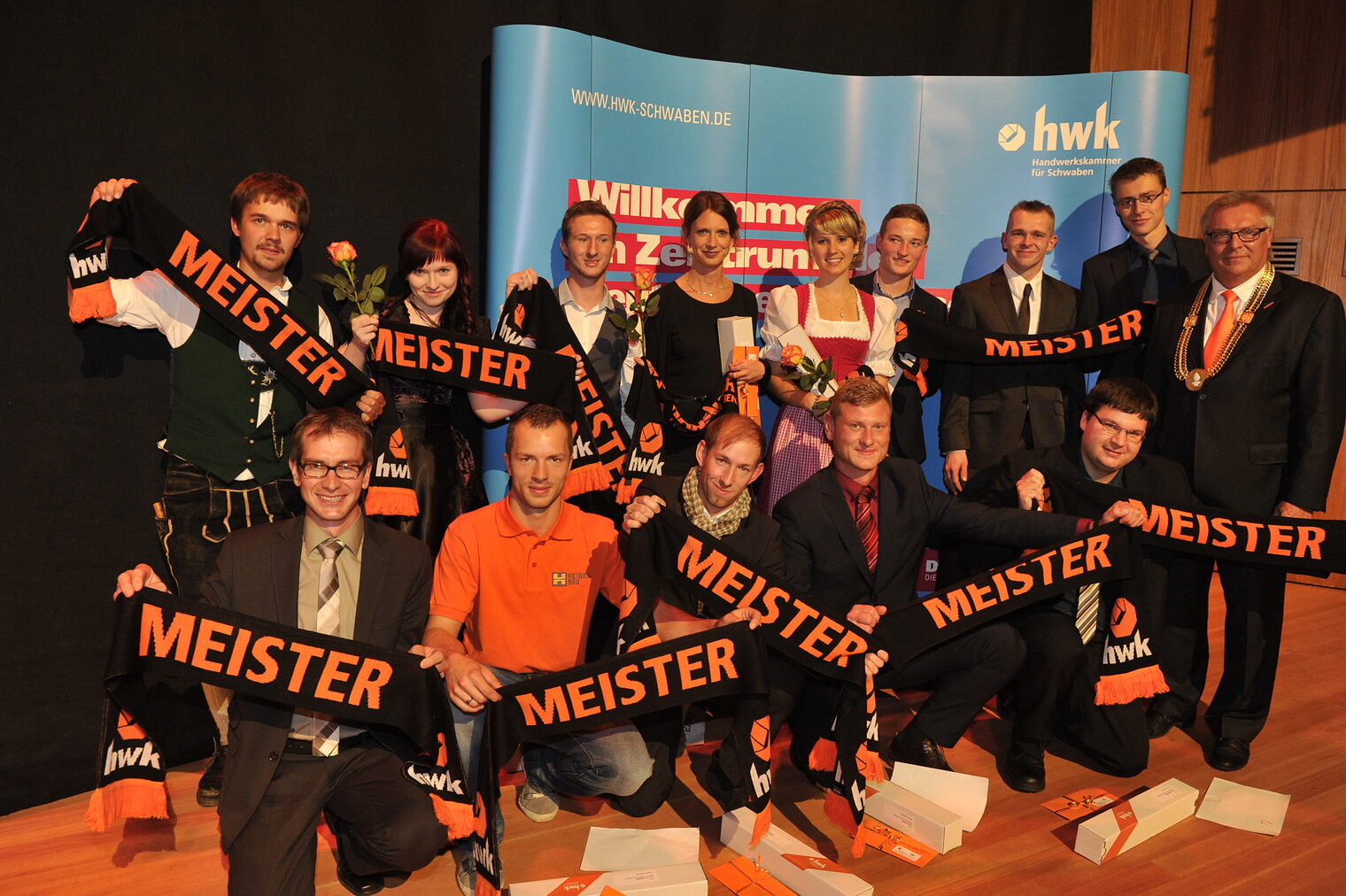 Die Jahresbestmeister der HWK Schwaben 2014Von linksUnten: Josef Maier, Sebastian Heidel, Ruslan Furmann, Manuel Rose, Sebastian Wolfram,stehend: Kilian Benninghoff, Daniela Greil, Jan Müller, Petra Riedl, Sandra Rimmel, Peter Strommer, Simon Pfeifle, Christian Armbruster und HWK-Präsident Hans-Peter Rauch Die Jahresbestmeister der HWK Schwaben 2014Von linksUnten: Josef Maier, Sebastian Heidel, Ruslan Furmann, Manuel Rose, Sebastian Wolfram,stehend: Kilian Benninghoff, Daniela Greil, Jan Müller, Petra Riedl, Sandra Rimmel, Peter Strommer, Simon Pfeifle, Christian Armbruster und HWK-Präsident Hans-Peter Rauch