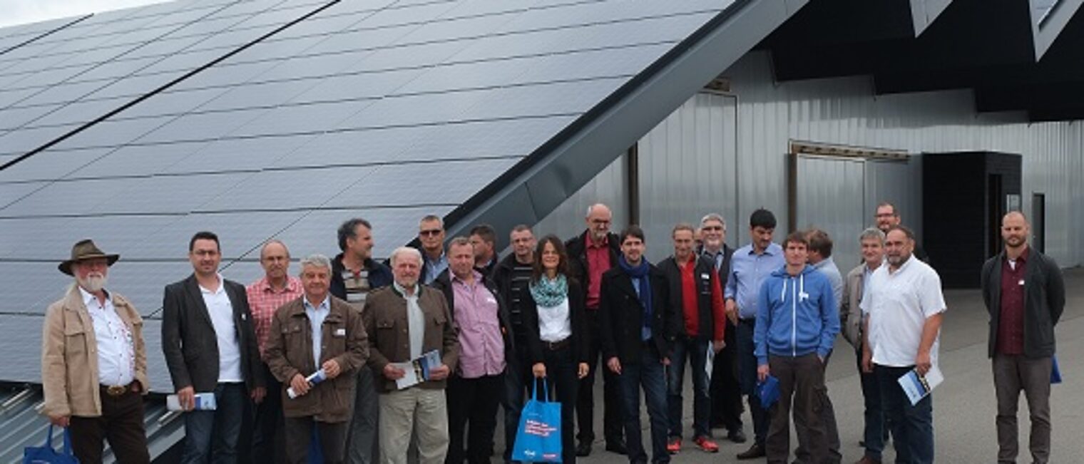 Teilnehmer des Jahrestreffens Klimaschutznetzwerkes vor dem innovativen Gebäude der Firma Heinle Energie- und Automationstechnik GmbH, Nördlingen.