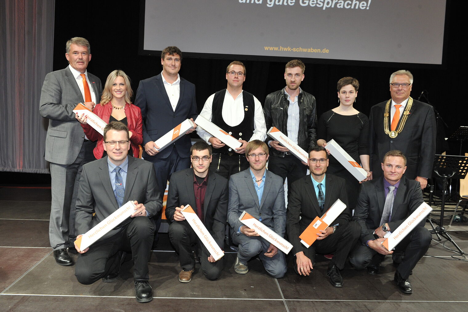 Jahresbestmeister: Hintere Reihe von links: Ulrich Wagner (HWK Schwaben), Anna Kulper (Friseurin), Christoph Seidl (Feinwerkmechaniker), Daniel Schäfer (Zimmerer), Christoph Kopp (Kraftfahrzeugtechniker), Zita Linnewedel (Fleischerin), Hans-Peter Rauch (HWK Schwaben)Vordere Reihe von links: Karl Hiendlmeyer (Elektrotechniker), Philipp Hartmann (Metallbauer - Konstruktionstechnik), Franz Steber (Landmaschinenmechaniker), Richard Wißmiller (Maurer und Betonbauer), Peter Holderied (Maler und Lackierer) Jahresbestmeister: Hintere Reihe von links: Ulrich Wagner (HWK Schwaben), Anna Kulper (Friseurin), Christoph Seidl (Feinwerkmechaniker), Daniel Schäfer (Zimmerer), Christoph Kopp (Kraftfahrzeugtechniker), Zita Linnewedel (Fleischerin), Hans-Peter Rauch (HWK Schwaben)Vordere Reihe von links: Karl Hiendlmeyer (Elektrotechniker), Philipp Hartmann (Metallbauer - Konstruktionstechnik), Franz Steber (Landmaschinenmechaniker), Richard Wißmiller (Maurer und Betonbauer), Peter Holderied (Maler und Lackierer)