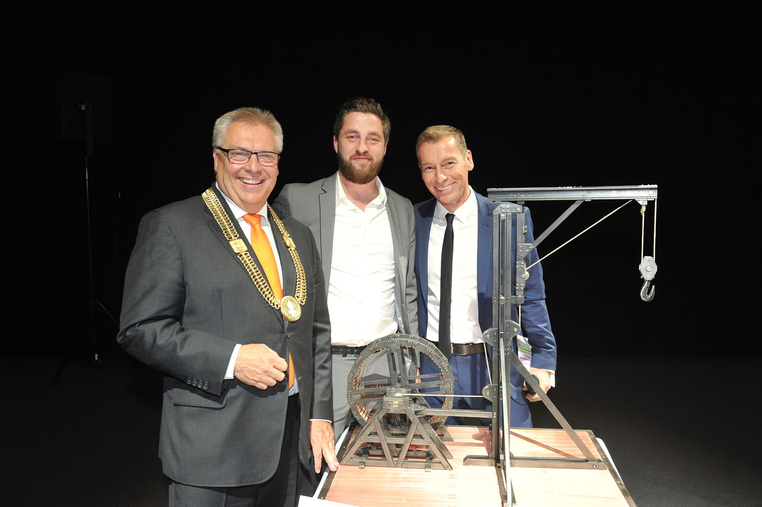 Markus Salmansperger aus Utting mit seinem Ausstellungsstück "Nachbau historischer Bautretradkran nach Elias Holl" Markus Salmansperger aus Utting mit seinem Ausstellungsstück "Nachbau historischer Bautretradkran nach Elias Holl"