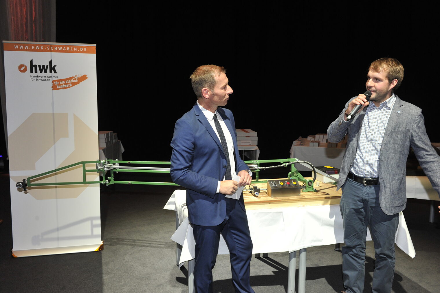 Jörg Gögelein aus Augsburg mit seinem Ausstellungsstück " Spritzgestängenhälfte" Jörg Gögelein aus Augsburg mit seinem Ausstellungsstück " Spritzgestängenhälfte"