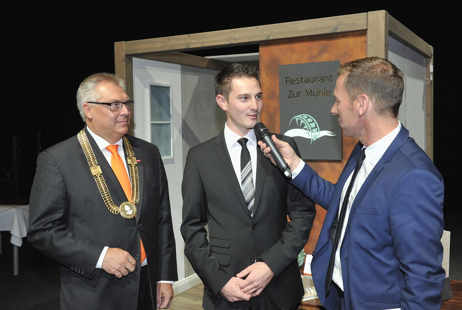 Johannes Findler aus Burgau mit seinem Ausstellungsstück "Umgestaltung des Restaurants 'Zur Mühle' " Johannes Findler aus Burgau mit seinem Ausstellungsstück "Umgestaltung des Restaurants 'Zur Mühle' "