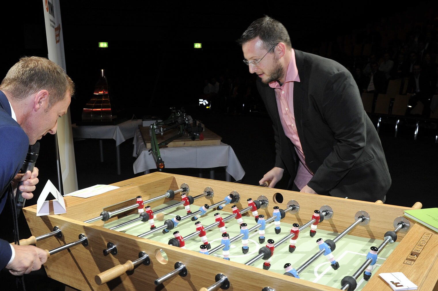 Roman Ritter aus Kempten mit seinem Ausstellungsstück "Tischkicker" 